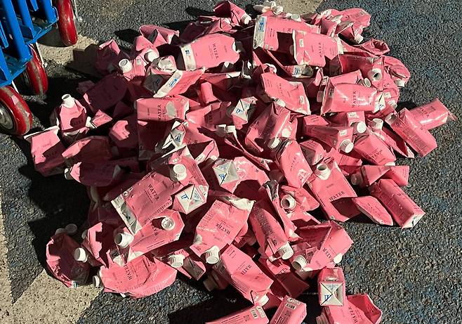 경기 고양종합운동장 주경기장에서 열린 ‘블랙핑크 월드투어 <데드라인>인 고양(BLACKPINK WORLD TOUR IN GOYANG)’ 콘서트가 끝난 뒤 수거된 커스텀 생수 멸균팩.[테트라팩 코리아 제공]