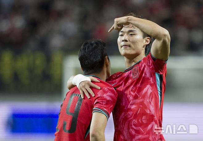 [서울=뉴시스] 김근수 기자 = 14일 오후 서울 마포구 서울월드컵경기장에서 열린 하나은행 초청 축구국가대표팀 친선경기 대한민국과 파라과이의 경기 후반 대한민국 오현규가 추가골을 넣고 이강인과 기뻐하고 있다. 2025.10.14. ks@newsis.com