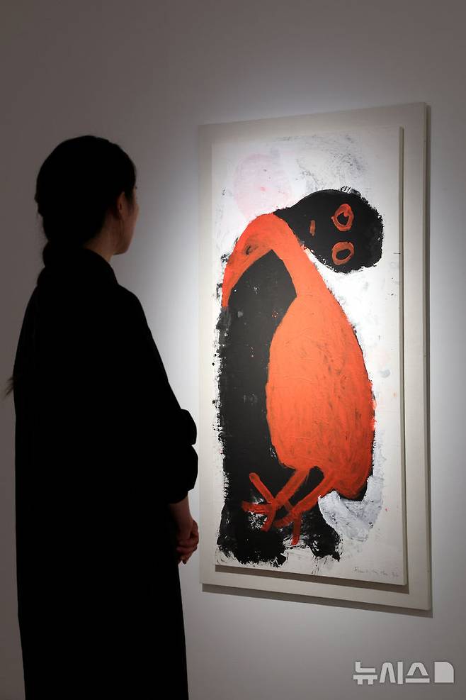 [서울=뉴시스] 박진희 기자 = 현대화랑은 개관 55주년을 맞아 재독 화가 노은님(1946~2022) 특별 회고전 ‘노은님  빨간 새와 함께 With The Red Bird’ 언론공개회를 14일 서울 종로구 현대화랑에서 갖고 작가의 1980~90년대 대표작 '빨간 새와 함께'를 선보이고 있다. 2025.10.14. pak7130@newsis.com