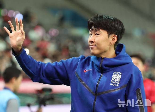 [서울=뉴시스] 이영환 기자 = 14일 오후 서울 마포구 서울월드컵경기장에서 열린 하나은행 초청 축구국가대표팀 친선경기 대한민국과 파라과이의 경기, 2-0으로 승리한 대한민국 손흥민이 관중들에게 인사하고 있다. 2025.10.14. 20hwan@newsis.com
