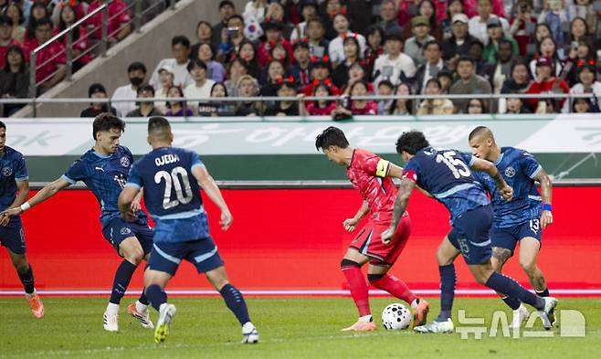 [서울=뉴시스] 김근수 기자 = 14일 오후 서울 마포구 서울월드컵경기장에서 열린 하나은행 초청 축구국가대표팀 친선경기 대한민국과 파라과이의 경기 전반 대한민국 손흥민이 돌파를 하고 있다. 2025.10.14. ks@newsis.com