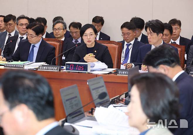[서울=뉴시스] 고승민 기자 = 한성숙 중소벤처기업부 장관이 지난 14일 서울 여의도 국회에서 열린 산업통상자원중소벤처기업위원회의 중소벤처기업부 등 국정감사에서 의원 질의에 답하고 있다. 2025.10.15. kkssmm99@newsis.com
