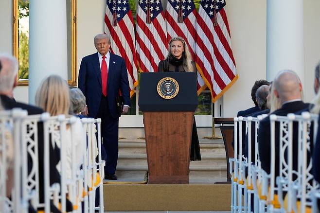 [워싱턴=AP/뉴시스] 14일(현지 시간) 미 워싱턴 백악관 로즈가든에서 열린 찰리 커크 대통령 자유의 메달 수여식에 참석한 부인 에리카 커크가 발언하고 있다. 2025.10.15.