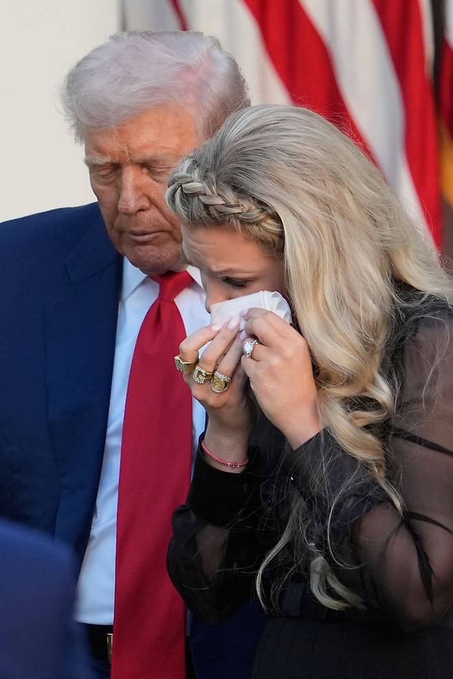 [워싱턴=AP/뉴시스] 도널드 트럼프 미국 대통령이 14일(현지 시간) 미 워싱턴 백악관 로즈가든에서 열린 찰리 커크 대통령 자유의 메달 수여식에서 커크의 부인 에리카 커크를 위로하고 있다. 2025.10.15.