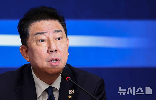 [서울=뉴시스] 김명년 기자 = 김병기 더불어민주당 원내대표가 15일 오전 서울 여의도 국회에서 열린 최고위원회의에서 발언하고 있다. 2025.10.15. kmn@newsis.com