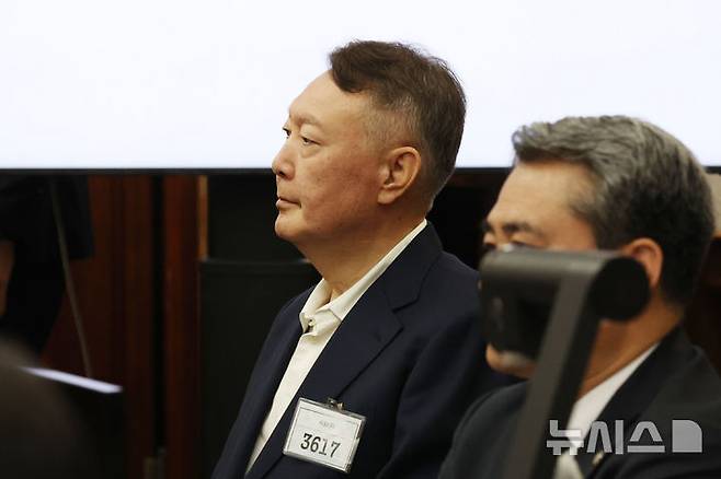 [서울=뉴시스] 사진공동취재단 = 윤석열 전 대통령이 26일 서울 서초구 서울중앙지법에서 열린 특수공무집행방해, 직권남용 권리행사방해 등 혐의 사건 첫 공판에 출석해 있다. 2025.09.26. photo@newsis.com