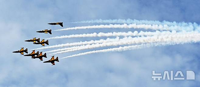 [성남=뉴시스] 김종택 기자 = 서울 국제 항공우주 및 방위산업 전시회(서울 ADEX) 개막을 이틀 앞둔 15일 경기 성남시 서울공항 상공에서 공군 특수비행팀 블랙이글스가 곡예비행과 정밀 편대비행을 펼치며 사전 리허설 비행을 하고 있다. 2025.10.15. jtk@newsis.com