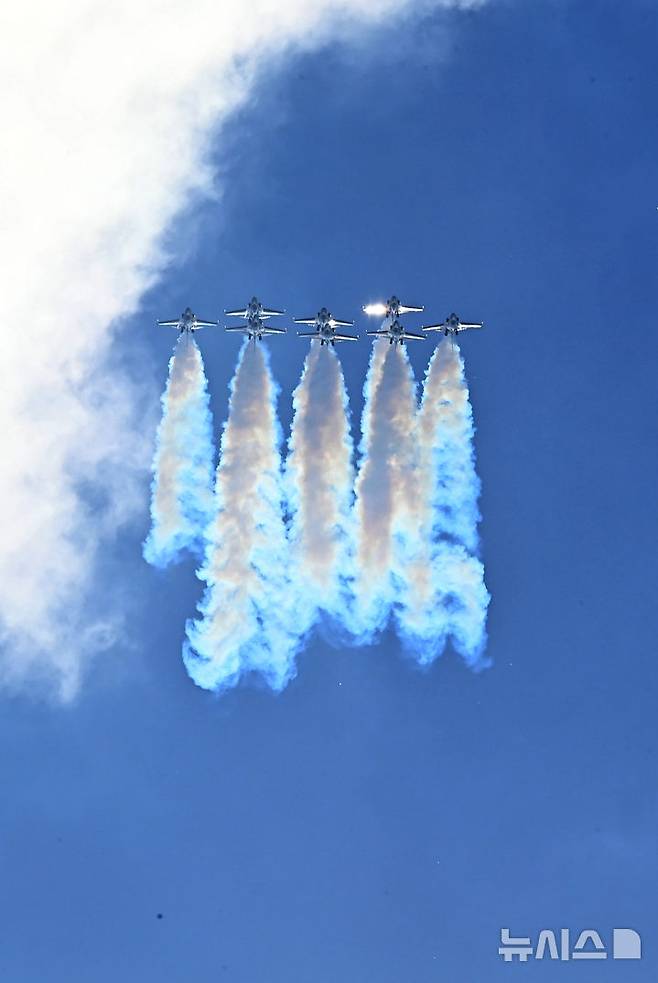 [성남=뉴시스] 김종택 기자 = 서울 국제 항공우주 및 방위산업 전시회(서울 ADEX) 개막을 이틀 앞둔 15일 경기 성남시 서울공항 상공에서 공군 특수비행팀 블랙이글스가 곡예비행과 정밀 편대비행을 펼치며 사전 리허설 비행을 하고 있다. 2025.10.15. jtk@newsis.com