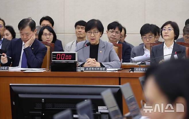 [서울=뉴시스] 조성봉 기자 = 정은경 보건복지부 장관이 15일 서울 여의도 국회 보건복지위원회에서 열린 보건복지부 등에 대한 국정감사에서 의원의 질의에 답변하고 있다. 2025.10.15. suncho21@newsis.com