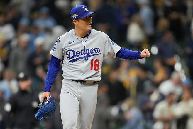 [밀워키=AP/뉴시스] 로스앤젤레스(LA) 다저스 선발 투수 야마모토 요시노부가 14일(현지 시간) 미 위스콘신주 밀워키의 아메리칸 패밀리 필드에서 열린 2025 메이저리그 내셔널리그 챔피언십 시리즈(NLCS·7전4선승제) 2차전 밀워키 브루어스를 상대로 완투승을 기록한 뒤 기뻐하고 있다. 야마모토는 9이닝 3피안타(1피홈런) 7탈삼진 1볼넷 1실점(투구수 111)으로 본인의 포스트시즌 첫 완투승을 달성했고, 다저스는 5-1로 승리하면서 2승째를 올렸다. 2025.10.15.