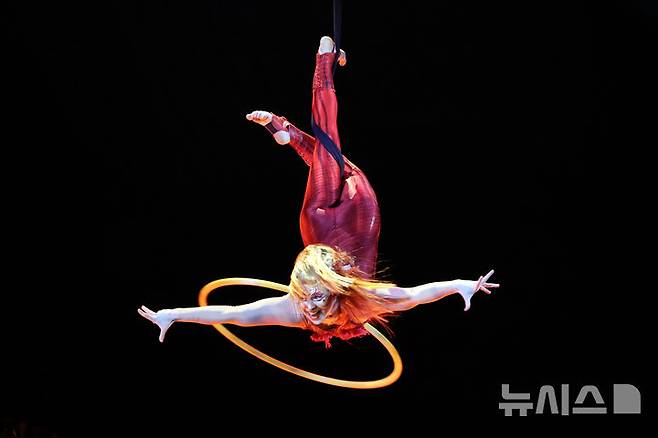[서울=뉴시스] 박진희 기자 = 태양의 서커스 '쿠자(KOOZA)' 에어리얼 후프(Aerial Hoops) 아티스트가 15일 서울 송파구 잠실종합운동장 내 빅탑에서 주요 장면을 시연하고 있다. '쿠자'라는 이름은 상자, 궤 또는 보물이라는 의미의 산스크리트어 ‘코자’(koza)에서 기원했으며, ‘상자 안의 서커스’라는 공연의 콘셉트에 맞게 차용했다. 2023.10.15. pak7130@newsis.com