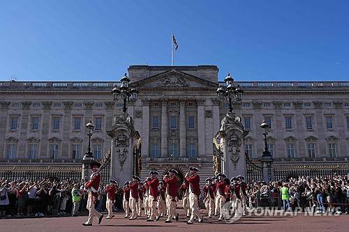 버킹엄 궁전 근위병 교대식 [AFP 연합뉴스 자료사진]