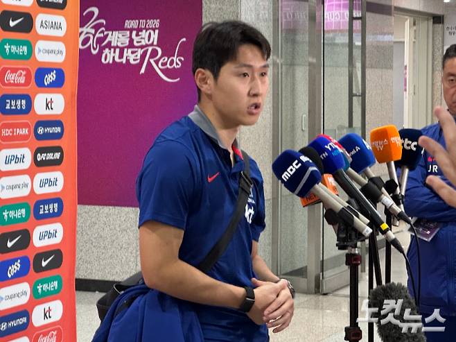 취재진과 인터뷰하는 이강인. 김조휘 기자