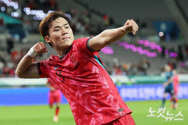 오현규가 14일 서울 상암동 서울월드컵경기장에서 열린 축구 국가대표팀 친선경기 대한민국과 파라과이의 경기에서 추가점을 넣은 후 세리머니를 하고 있다. 류영주 기자