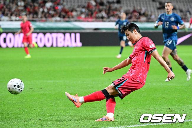 [OSEN=서울월드컵경기장, 조은정 기자]홍명보 감독이 이끄는 대한민국 대표팀과 파라과이의 A매치 평가전이 14일 오후 서울월드컵경기장에서 열렸다.'남미 강호' 파라과이는 지난 10일 일본 원정에서 2-2 무승부를 거두고 온 팀이다. 이번 경기는 홍명보호의 2026 북중미 월드컵 포트 배정을 두고도 중요한 일전이다.&nbsp;현재 한국은 오스트리아, 호주, 에콰도르와 치열한&nbsp;포트 2 막차 경쟁을 벌이고 있다.후반 대한민국 이강인이 슛을 시도하고 있다. 2025.10.14 /cej@osen.co.kr