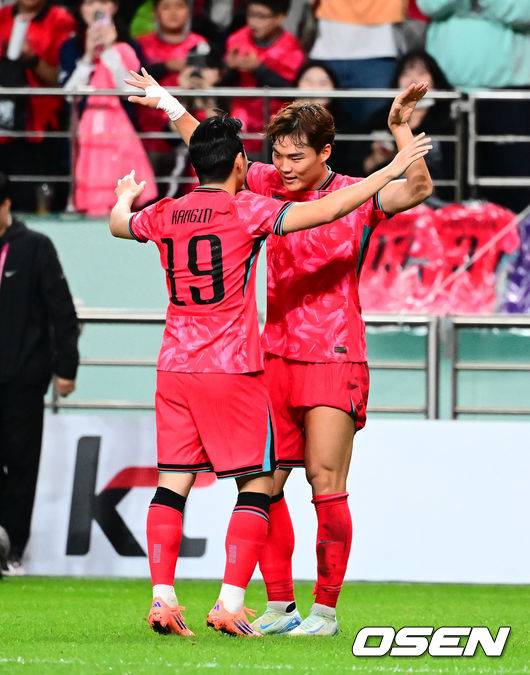 [OSEN=서울월드컵경기장, 지형준 기자]홍명보 감독이 이끄는 대한민국 대표팀과 파라과이의 A매치 평가전이 14일 오후 서울월드컵경기장에서 열렸다.'남미 강호' 파라과이는 지난 10일 일본 원정에서 2-2 무승부를 거두고 온 팀이다. 이번 경기는 홍명보호의 2026 북중미 월드컵 포트 배정을 두고도 중요한 일전이다.&nbsp;현재 한국은 오스트리아, 호주, 에콰도르와 치열한&nbsp;포트 2 막차 경쟁을 벌이고 있다.후반 한국 오현규가 골을 성공시키며 이강인과 기뻐하고 있다. 2025.10.14. /jpnews@osen.co.kr