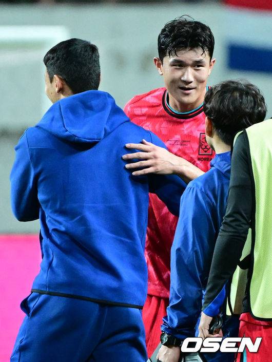 [OSEN=서울월드컵경기장, 조은정 기자]한국 축구가 안방에서 '남미 강호' 파라과이를 물리치며 사상 최초의 2026 국제축구연맹(FIFA) 북중미 월드컵 포트 2 확보에 청신호를 켰다.한국 축구대표팀은 14일 오후 8시&nbsp;서울월드컵경기장에서 열린 A매치&nbsp;친선 경기에서 파라과이를 2-0으로 제압했다. 지난 10일 일본 원정에서 2-2로 비기고 온 파라과이는 한국에 덜미를 잡히며 10월 아시아 투어를 1무 1패로 마감하게 됐다.대한민국 황희찬, 김민재가 승리를 기뻐하고 있다. 2025.10.14 /cej@osen.co.kr