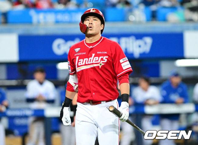 [OSEN=대구, 최규한 기자] 14일 대구 삼성라이온즈파크에서 ‘2025 신한 SOL뱅크 KBO리그’ 준플레이오프(5전 3선승제) 4차전 삼성 라이온즈와 SSG 랜더스의 경기가 열렸다.삼성은 아리엘 후라도, SSG는 김광현을 선발로 내세웠다.8회초 1사 1, 3루 상황 SSG 한유섬이 삼진으로 물러나고 있다. 2025.10.14 / dreamer@osen.co.kr