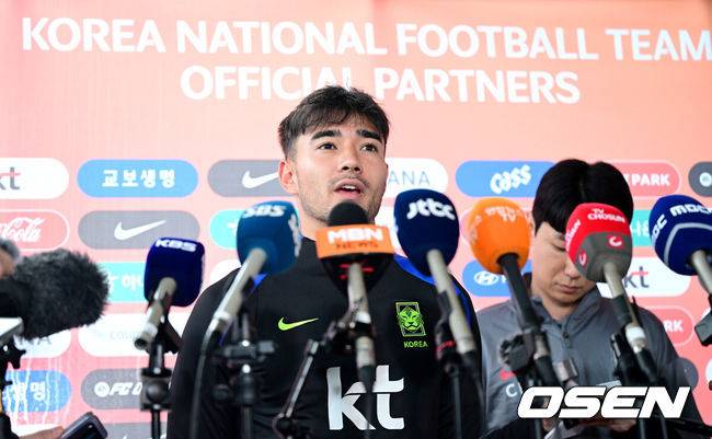 [OSEN=고양, 최규한 기자] 홍명보 감독이 이끄는 대한민국 축구 국가대표팀이 7일 오후 경기도 고양종합운동장 보조경기장에서 오는 10일 브라질과의 평가전을 앞두고 오픈트레이닝을 진행했다.한국 축구대표팀과 브라질은 오는 10일 서울월드컵경기장에서 친선경기를 갖는다.A대표팀 옌스 카스트로프가 취재진과 인터뷰하고 있다. 2025.10.07 / dreamer@osen.co.kr