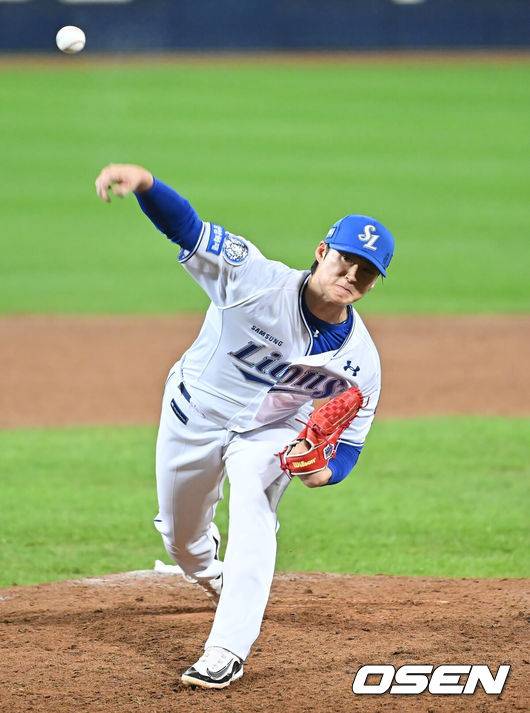 [OSEN=대구, 이석우 기자] 14일 대구 삼성라이온즈파크에서 2025 신한 SOL뱅크 KBO 준플레이오프 삼성 라이온즈와 SSG 랜더스의 4차전 경기가 열렸다. 홈팀 삼성은 후라도가, 방문팀 SSG는 김광현이 선발 투수로 출전했다.삼성 라이온즈 이호성이 역투하고 있다. 2025.10.14 / foto0307@osen.co.kr