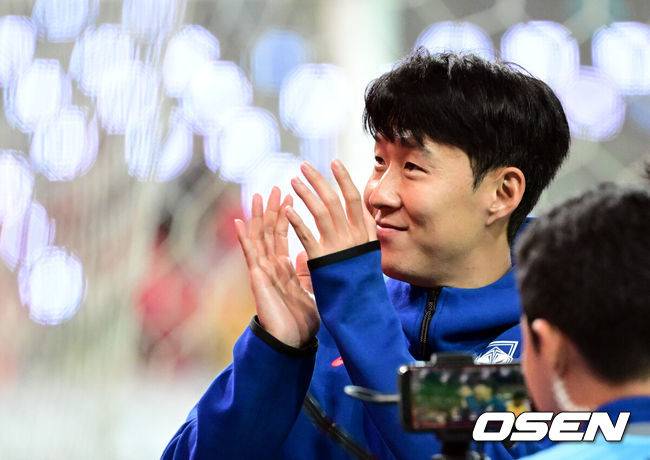[OSEN=서울월드컵경기장, 조은정 기자]한국 축구가 안방에서 '남미 강호' 파라과이를 물리치며 사상 최초의 2026 국제축구연맹(FIFA) 북중미 월드컵 포트 2 확보에 청신호를 켰다.한국 축구대표팀은 14일 오후 8시&nbsp;서울월드컵경기장에서 열린 A매치&nbsp;친선 경기에서 파라과이를 2-0으로 제압했다. 지난 10일 일본 원정에서 2-2로 비기고 온 파라과이는 한국에 덜미를 잡히며 10월 아시아 투어를 1무 1패로 마감하게 됐다.대한민국 손흥민이 승리를 기뻐하고 있다. 2025.10.14 /cej@osen.co.kr