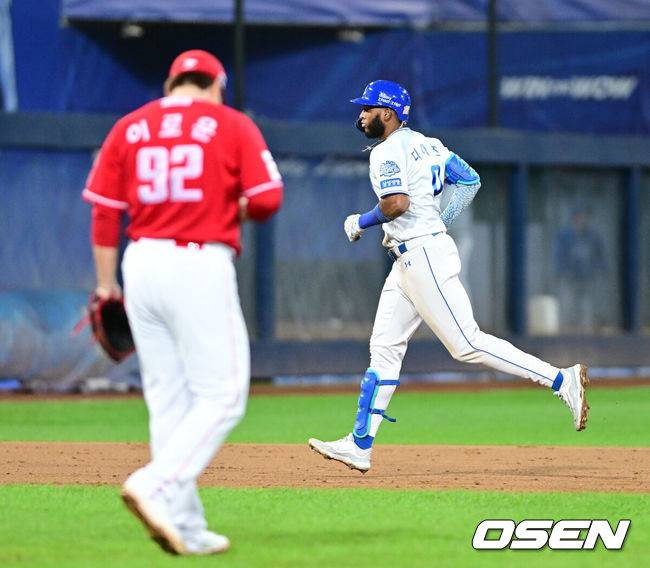 [OSEN=대구, 최규한 기자] 프로야구 삼성 라이온즈가 약속의 8회를 연출했다. 외국인 타자 르윈 디아즈와 이재현의 백투백 홈런을 앞세워 SSG 랜더스를 꺾고 플레이오프 진출에 성공했다.&nbsp;삼성은 14일 대구삼성라이온즈파크에서 열린 SSG와의 준플레이오프 4차전에서 8회 디아즈와 이재현의 백투백 홈런에 힘입어 5-2로 승리했다. 이로써 시리즈 전적 3승 1패로 플레이오프 진출 티켓을 거머 쥐었다.&nbsp;8회말 2사 1루 상황 삼성 디아즈가 SSG 이로운을 상대로 다시 앞서가는 우월 투런포를 날리고 그라운드를 돌고 있다. 2025.10.14 / dreamer@osen.co.kr