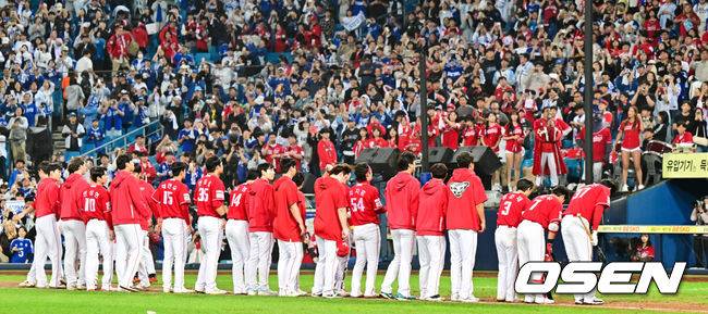 [OSEN=대구, 박준형 기자] 프로야구 삼성 라이온즈가 약속의 8회를 연출했다. 외국인 타자 르윈 디아즈와 이재현의 백투백 홈런을 앞세워 SSG 랜더스를 꺾고 플레이오프 진출에 성공했다. 삼성은 14일 대구삼성라이온즈파크에서 열린 SSG와의 준플레이오프 4차전에서 8회 디아즈와 이재현의 백투백 홈런에 힘입어 5-2로 승리했다. 이로써 시리즈 전적 3승 1패로 플레이오프 진출 티켓을 거머 쥐었다. 플레이오프 좌절된 SSG 선수들이 팬들에게 인사를 하고 있다.  2025.10.14 / soul1014@osen.co.kr