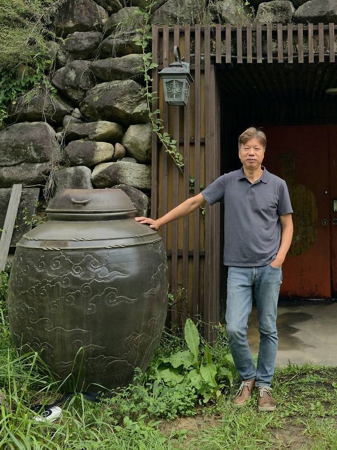 진맥소주 숙성실 앞에서 포즈를 취한 박성호 대표. 최현태 기자