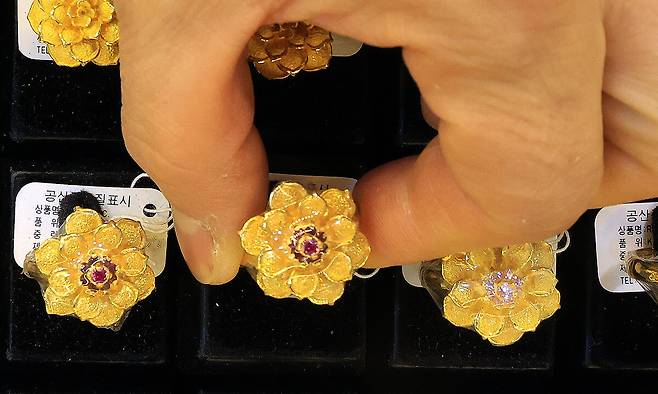 서울 종로구 한 금은방에 금 제품이 진열돼 있다. 뉴스1