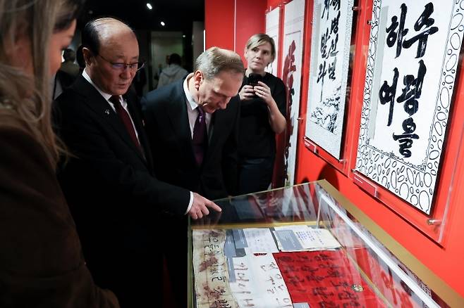 신홍철(왼쪽 두 번째) 주러시아 북한대사가 13일(현지시간) 러시아 모스크바에 위치한 빅토리박물관에서 북러 관계를 주제로 한 전시 ‘어깨를 맞대고’(Shoulder to Shoulder)를 관람하며 박물관 관계자와 이야기를 나누고 있다. 모스크바 연합뉴스