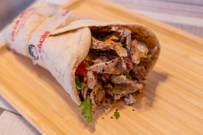 삶은 양 머릿고기인 소구스로 만든 케밥. 차가운 편육 같은 맛이다.