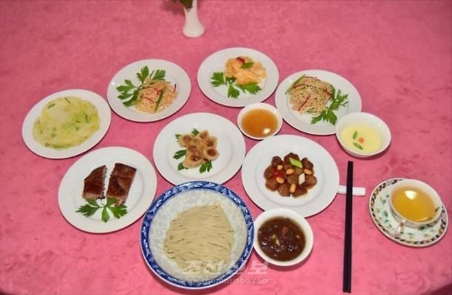 재일본조선인총연합회 기관지 조선신보는 15일 평양 창광음식거리의 짜장면집을 소개했다. 40여년의 역사를 자랑하는 이곳 짜장면집은 평양시내 여러 짜장면집들 요리사들이 찾아와 기술과 경험을 배워가고 있으며 손님들로 북적인다고 전했다. 2025.10.15 평양 조선신보 연합뉴스