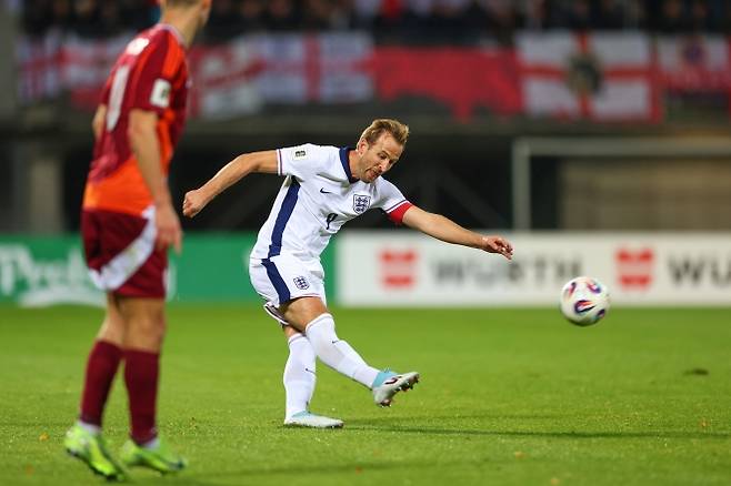 잉글랜드 축구 국가대표 해리 케인이 15일(한국시간) 라트비아 리가의 다우가바스 스타디온스에서 열린 북중미월드컵 유럽 예선 K조 6차전 라트비아와의 원정 경기에서 슛하고 있다. AP 연합뉴스