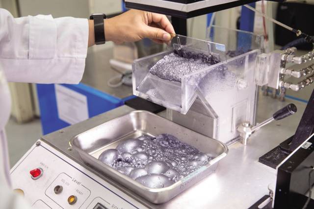 광석 속 유용 자원을 부유선별하는 과정. 사진=지질자원연구원 홈페이지