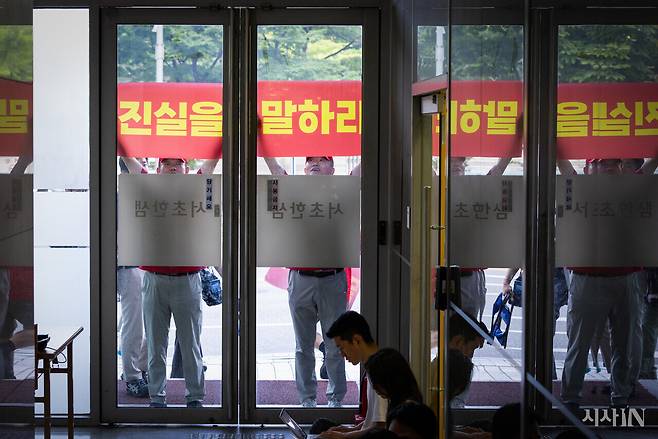 7월29일 해병대예비역연대 회원들이 채 상병 특검 사무실 앞에서 ‘진실을 말하라’는 피켓을 들고 있다. ⓒ시사IN 신선영