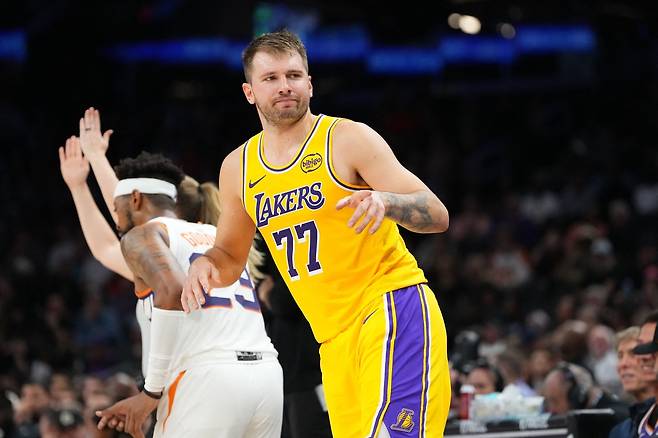 LA 레이커스 돈치치가 15일 프리시즌 피닉스전에서 코트를 누비고 있다. AFP연합뉴스