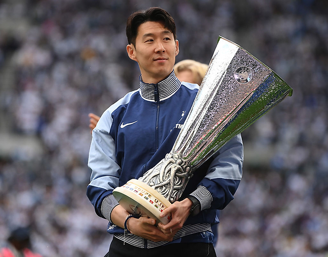 토트넘 손흥민이 지난달 26일 브라이턴전 후 진행된 유로파리그 우승 축하행사에서 트로피를 들고 있다. Getty Images코리아