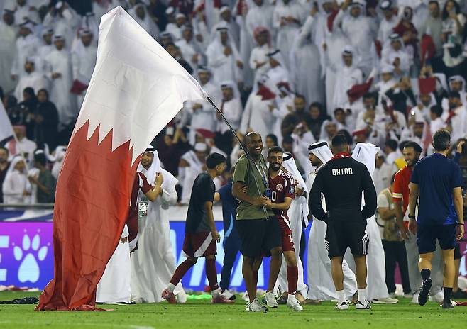 기뻐하는 카타르 선수단과 관중 | 로이터연합뉴스