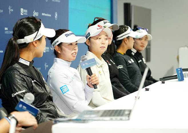 BMW 레이디스 챔피언십 개막을 하루 앞둔 15일 전남 해남군 파인비치 골프링크스에서 열린 기자회견에 참석한 선수들이 취재진의 질문에 답하고 있다. 대회조직위원회