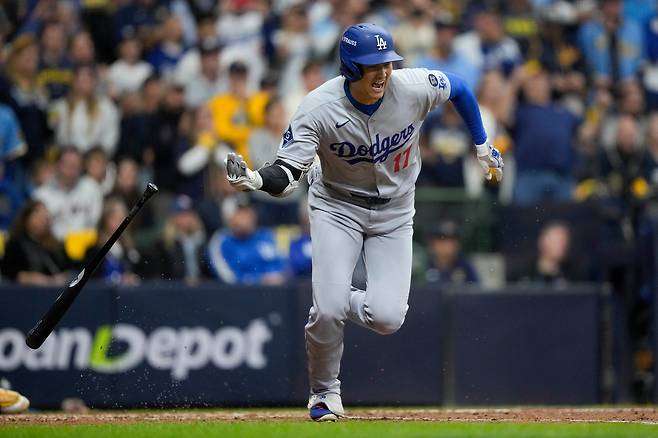 LA 다저스 오타니가 15일 NLCS 2차전 7회초에 적시타를 치고 달리고 있다. AP연합뉴스