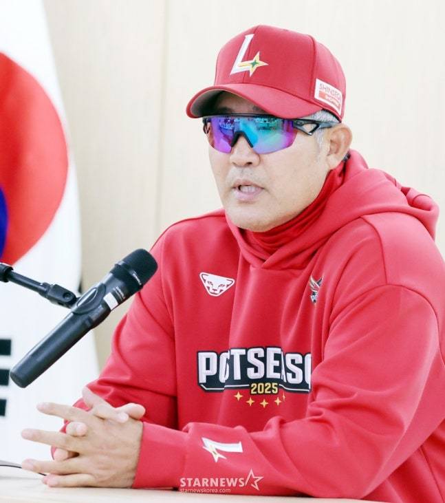 이숭용 SSG 감독이 14일 준PO 4차전을 앞두고 인터뷰를 하고 있다. /사진=강영조 선임기자