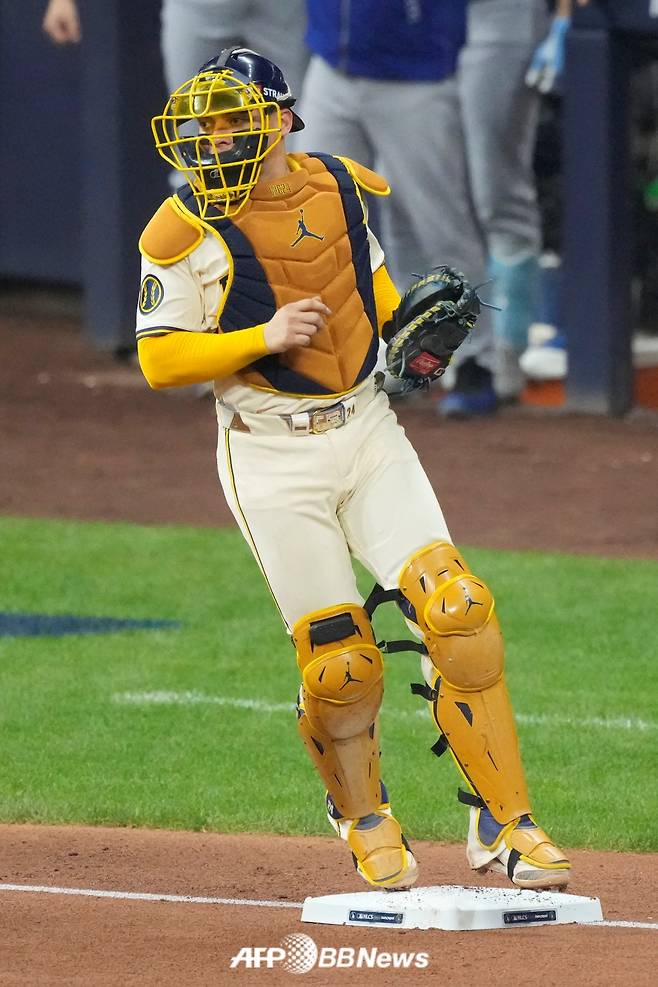 밀워키 브루어스 포수 윌리엄 콘트라레스가 14일(한국 시각) 미국 위스콘신주 밀워키에 위치한 아메리칸 패밀리 필드에서 펼쳐진 밀워키 브루어스와 2025 미국 프로야구 메이저리그(MLB) 포스트시즌 내셔널리그 챔피언십 시리즈(7전 4선승제) 1차전에서 4회 3루 베이스를 직접 밟으며 이닝 종료를 시키는 더블 플레이를 완성하고 있다. /AFPBBNews=뉴스1