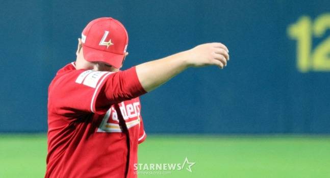 SSG 이로운이 14일 열린 2025 KBO 준플레이오프 4차전에서 8회말 르윈 디아즈와 이재현에게 백투백 홈런을 허용하고 땀을 닦고 있다. /사진=강영조 선임기자