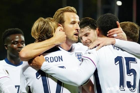 해리 케인(가운데)이 15일(한국시간) 라트비아 리가의 다우가바스 스타디온스에서 열린 잉글랜드 대 라트비아의 '2026 국제축구연맹(FIFA) 북중미 월드컵' 유럽 예선 K조 6차전에서 골을 넣은 뒤 동료들과 기뻐하고 있다. /AFPBBNews=뉴스1