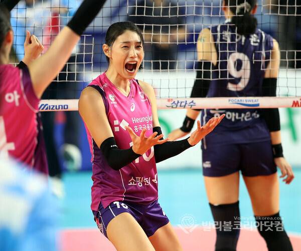 흥국생명 김연경 개막전 승리 환호.(발리볼코리아닷컴 DB)