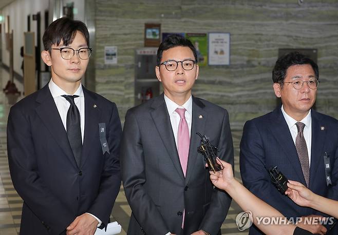 공개된 문자 메시지 관련 설명하는 국민의힘 박정훈 의원 (서울=연합뉴스) 류영석 기자 = 14일 서울 여의도 국회 과학기술정보방송통신위원회 국정감사장 앞에서 국민의힘 박정훈 의원(가운데)이 과방위 국감 중 더불어민주당 김우영 의원이 공개한 자신의 문자 메시지와 관련한 설명을 하고 있다. 2025.10.14 ondol@yna.co.kr