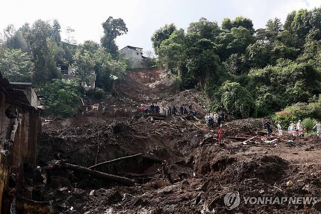 14일(현지시간) 멕시코 산사태 지역에서 실종자 수색 [우아치낭고 로이터=연합뉴스. 재판매 및 DB 금지]