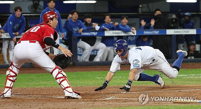 강민호 '들어간다' (대구=연합뉴스) 윤관식 기자 = 14일 대구 삼성라이온즈파크에서 열린 2025 프로야구 KBO리그 포스트시즌 준플레이오프 4차전 SSG 랜더스와 삼성 라이온즈의 경기. 3회말 1사 주자 1,2루 상황에서 삼성 김지찬의 안타 때 강민호가 홈으로 슬라이딩하며 득점하고 있다. 2025.10.14 psik@yna.co.kr