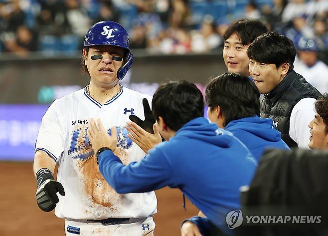 앞서가는 삼성 (대구=연합뉴스) 김성민 기자 = 14일 대구 삼성라이온즈파크에서 열린 2025 KBO 프로야구 포스트시즌 준플레이오프 4차전 SSG 랜더스와 삼성 라이온즈의 경기. 3회말 1사 1, 2루 삼성 김지찬이 1타점 적시타를 치자 홈으로 들어온 2루 주자 강민호가 동료들의 격려를 받고 있다. 2025.10.14 ksm7976@yna.co.kr