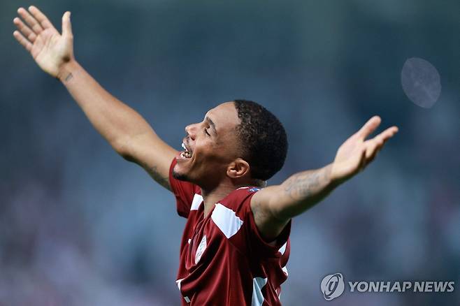 골 세리머니 하는 카타르의 페드로 미겔.  [AFP=연합뉴스]